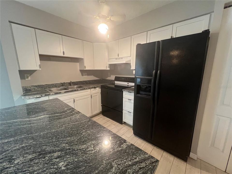 Active With Contract: $1,200 (1 beds, 1 baths, 550 Square Feet)