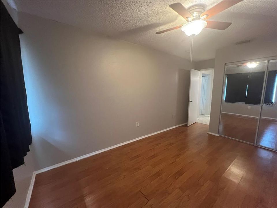 Active With Contract: $1,200 (1 beds, 1 baths, 550 Square Feet)