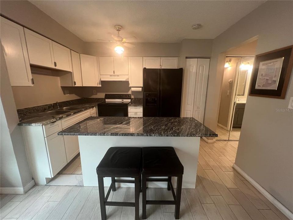 Active With Contract: $1,200 (1 beds, 1 baths, 550 Square Feet)