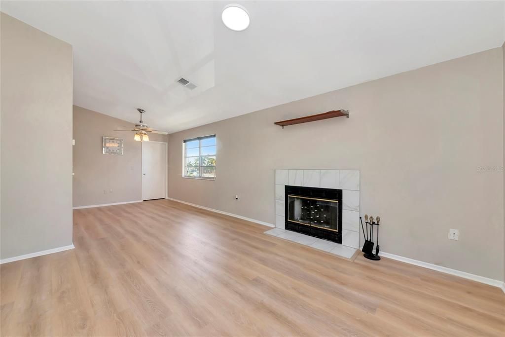 На продажу: $155,000 (2 спален, 2 ванн, 912 Квадратных фут)