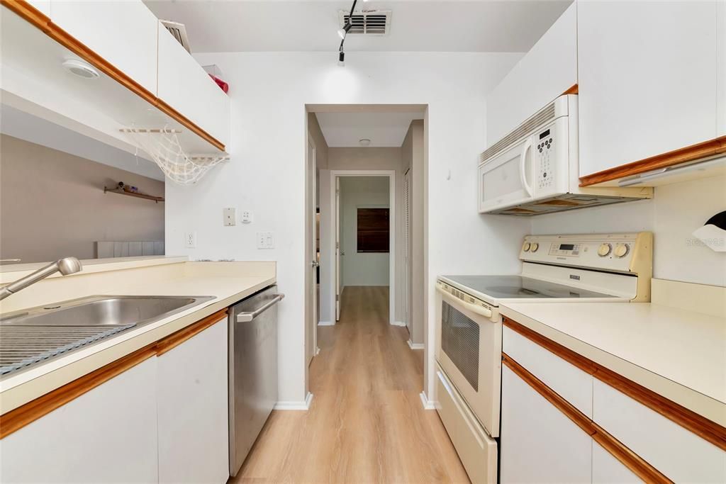 На продажу: $155,000 (2 спален, 2 ванн, 912 Квадратных фут)