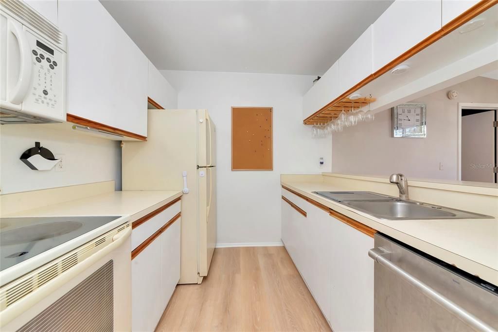 На продажу: $155,000 (2 спален, 2 ванн, 912 Квадратных фут)