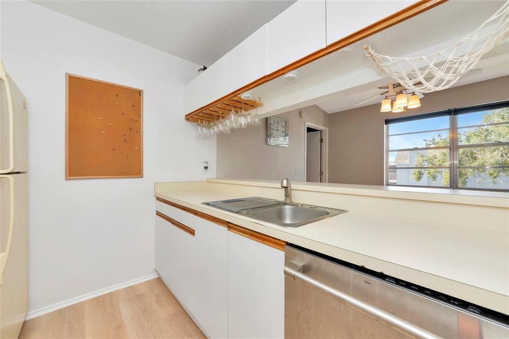 На продажу: $155,000 (2 спален, 2 ванн, 912 Квадратных фут)