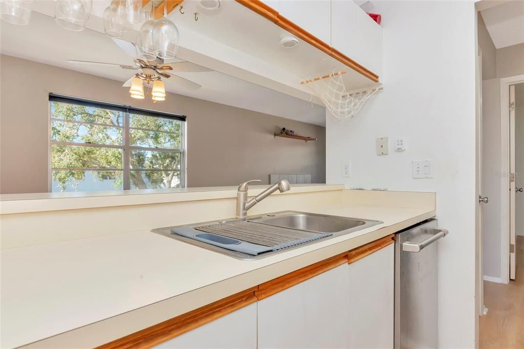 На продажу: $155,000 (2 спален, 2 ванн, 912 Квадратных фут)