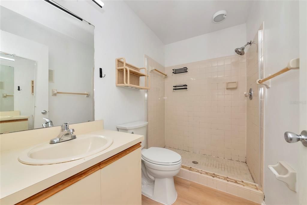 На продажу: $155,000 (2 спален, 2 ванн, 912 Квадратных фут)