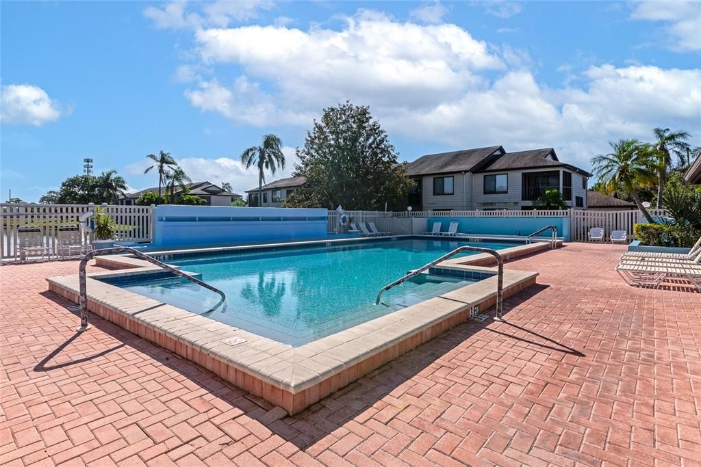 На продажу: $155,000 (2 спален, 2 ванн, 912 Квадратных фут)