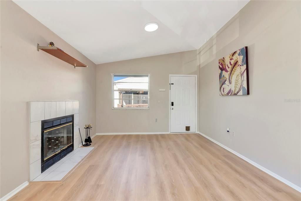 На продажу: $155,000 (2 спален, 2 ванн, 912 Квадратных фут)