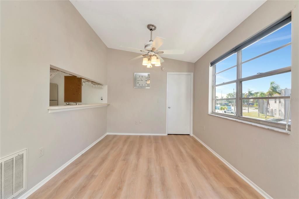 На продажу: $155,000 (2 спален, 2 ванн, 912 Квадратных фут)