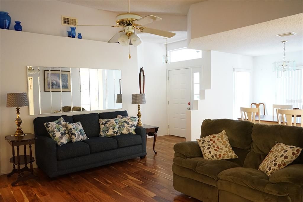 For Sale: $212,000 (2 beds, 2 baths, 1277 Square Feet)