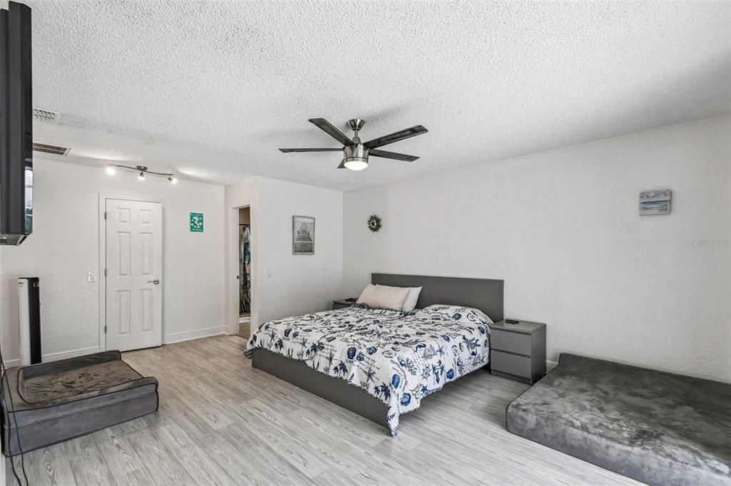 Active With Contract: $385,000 (3 beds, 2 baths, 1933 Square Feet)