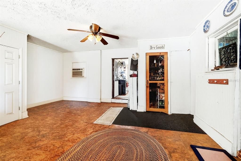 待售: $650,900 (3 贝兹, 1 浴室, 1728 平方英尺)