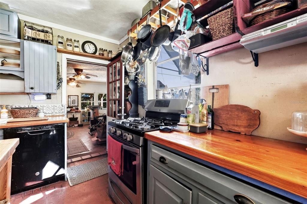 待售: $650,900 (3 贝兹, 1 浴室, 1728 平方英尺)