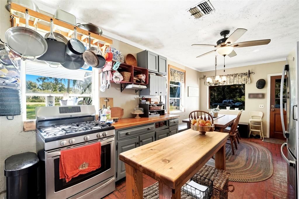 待售: $650,900 (3 贝兹, 1 浴室, 1728 平方英尺)