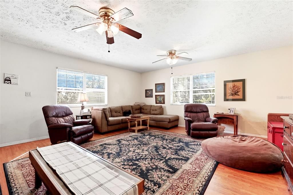 待售: $650,900 (3 贝兹, 1 浴室, 1728 平方英尺)