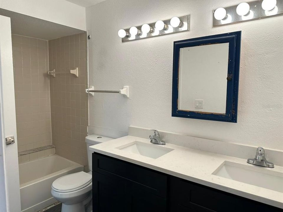 出租: $1,600 (2 贝兹, 1 浴室, 774 平方英尺)