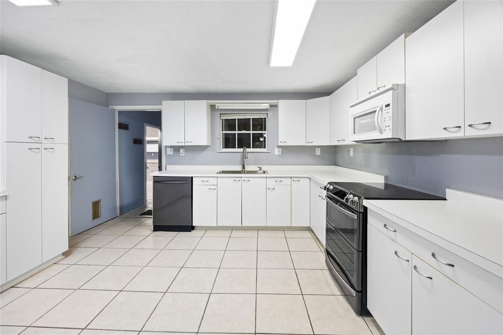 Active With Contract: $239,900 (3 beds, 2 baths, 1656 Square Feet)