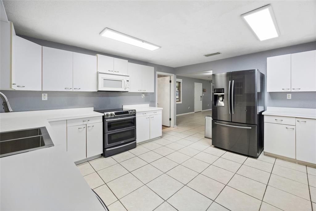 Active With Contract: $239,900 (3 beds, 2 baths, 1656 Square Feet)