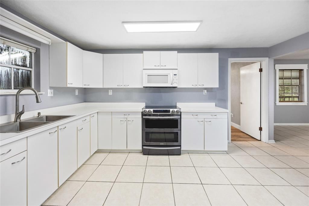 Active With Contract: $239,900 (3 beds, 2 baths, 1656 Square Feet)
