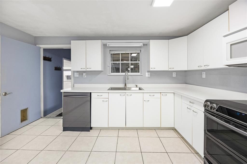 Active With Contract: $239,900 (3 beds, 2 baths, 1656 Square Feet)