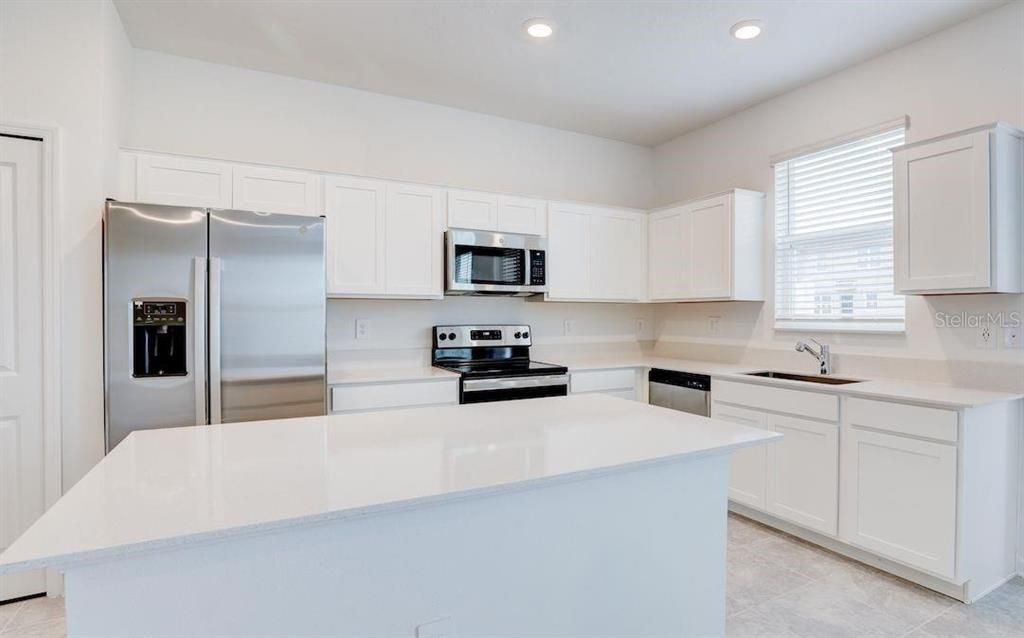 合同活跃: $2,300 (4 贝兹, 3 浴室, 1944 平方英尺)