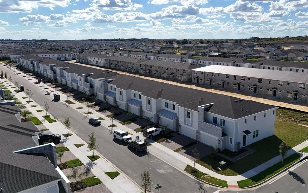 合同活跃: $2,300 (4 贝兹, 3 浴室, 1944 平方英尺)