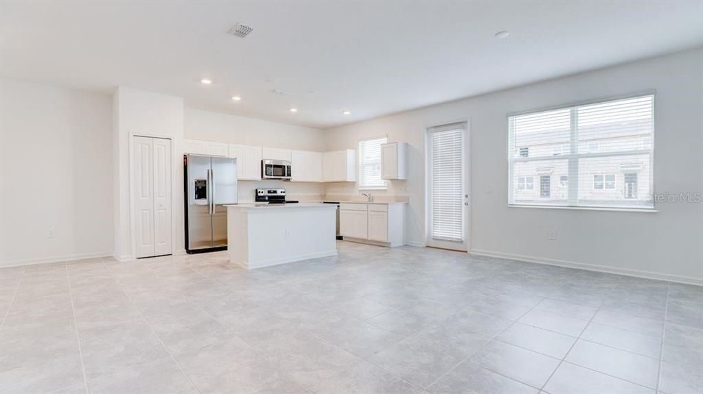 合同活跃: $2,300 (4 贝兹, 3 浴室, 1944 平方英尺)