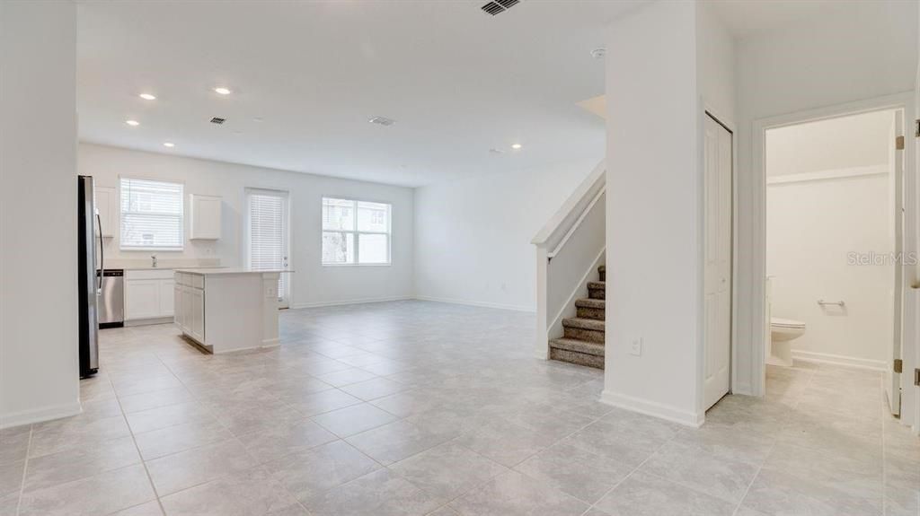 合同活跃: $2,300 (4 贝兹, 3 浴室, 1944 平方英尺)