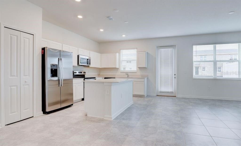 合同活跃: $2,300 (4 贝兹, 3 浴室, 1944 平方英尺)