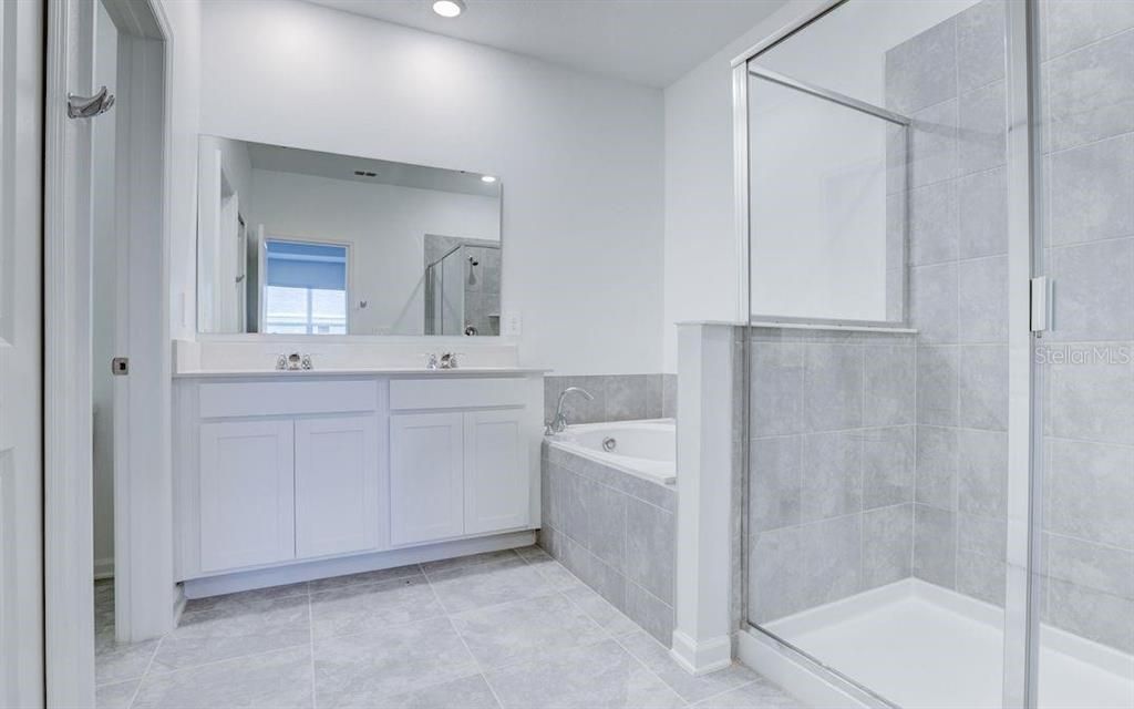 合同活跃: $2,300 (4 贝兹, 3 浴室, 1944 平方英尺)