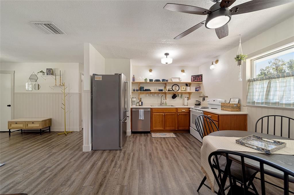 For Sale: $269,900 (3 beds, 2 baths, 1176 Square Feet)