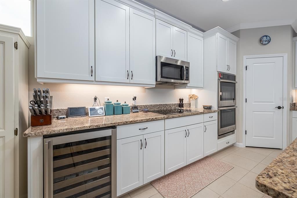 待售: $650,000 (3 贝兹, 2 浴室, 2402 平方英尺)