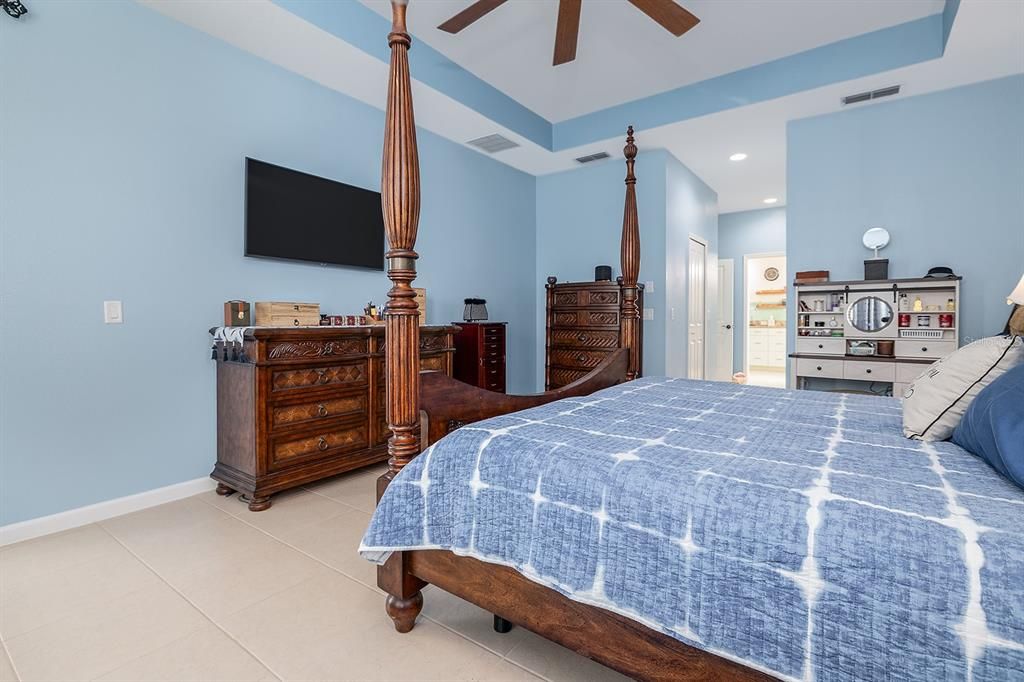 待售: $650,000 (3 贝兹, 2 浴室, 2402 平方英尺)