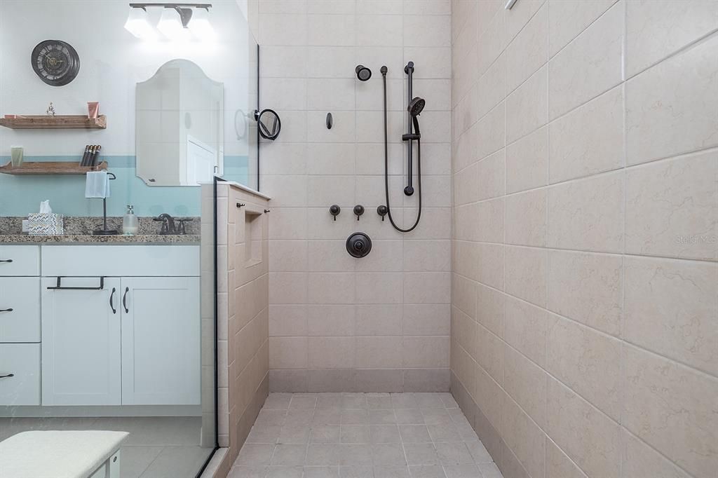 待售: $650,000 (3 贝兹, 2 浴室, 2402 平方英尺)