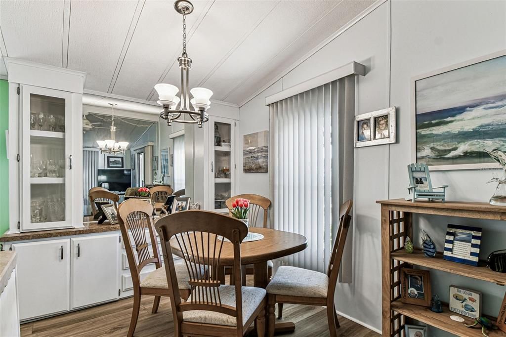 На продажу: $175,000 (2 спален, 2 ванн, 864 Квадратных фут)