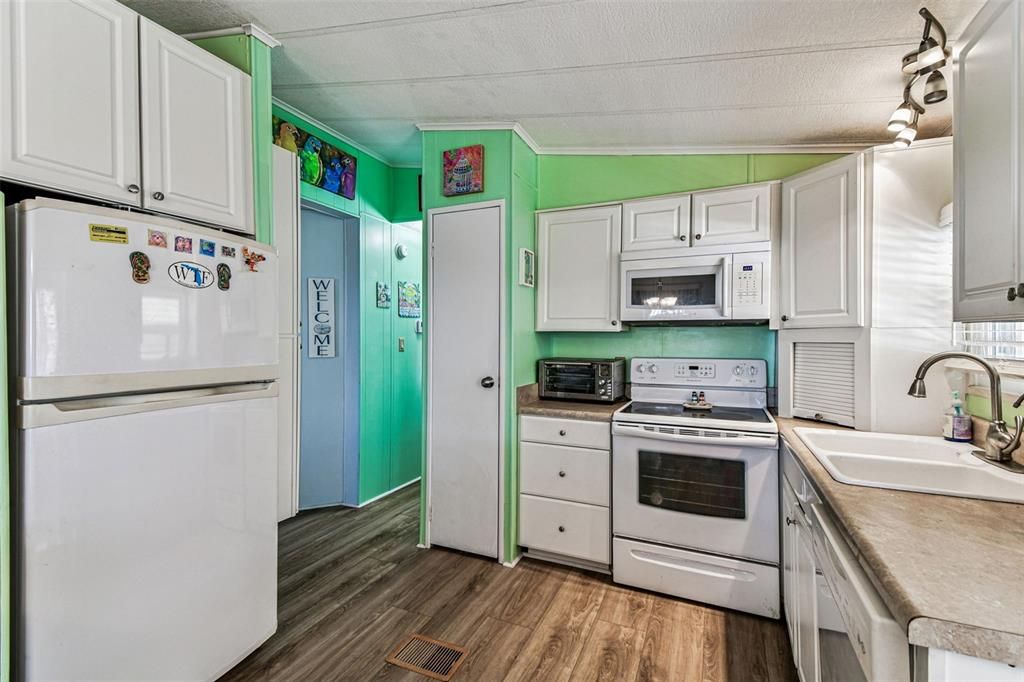 На продажу: $175,000 (2 спален, 2 ванн, 864 Квадратных фут)