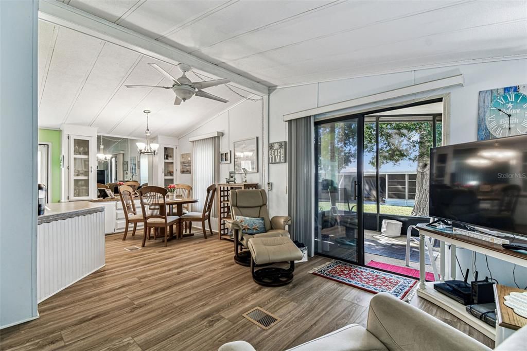 На продажу: $175,000 (2 спален, 2 ванн, 864 Квадратных фут)