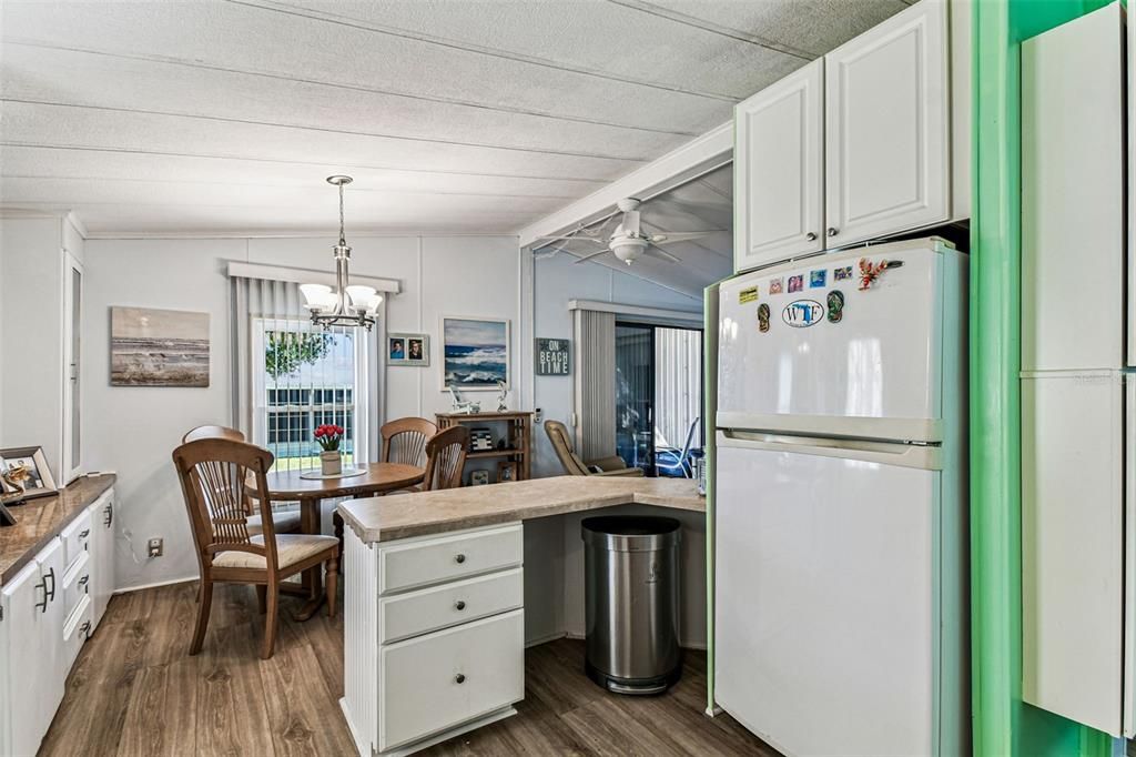 На продажу: $175,000 (2 спален, 2 ванн, 864 Квадратных фут)