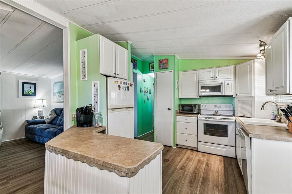 На продажу: $175,000 (2 спален, 2 ванн, 864 Квадратных фут)