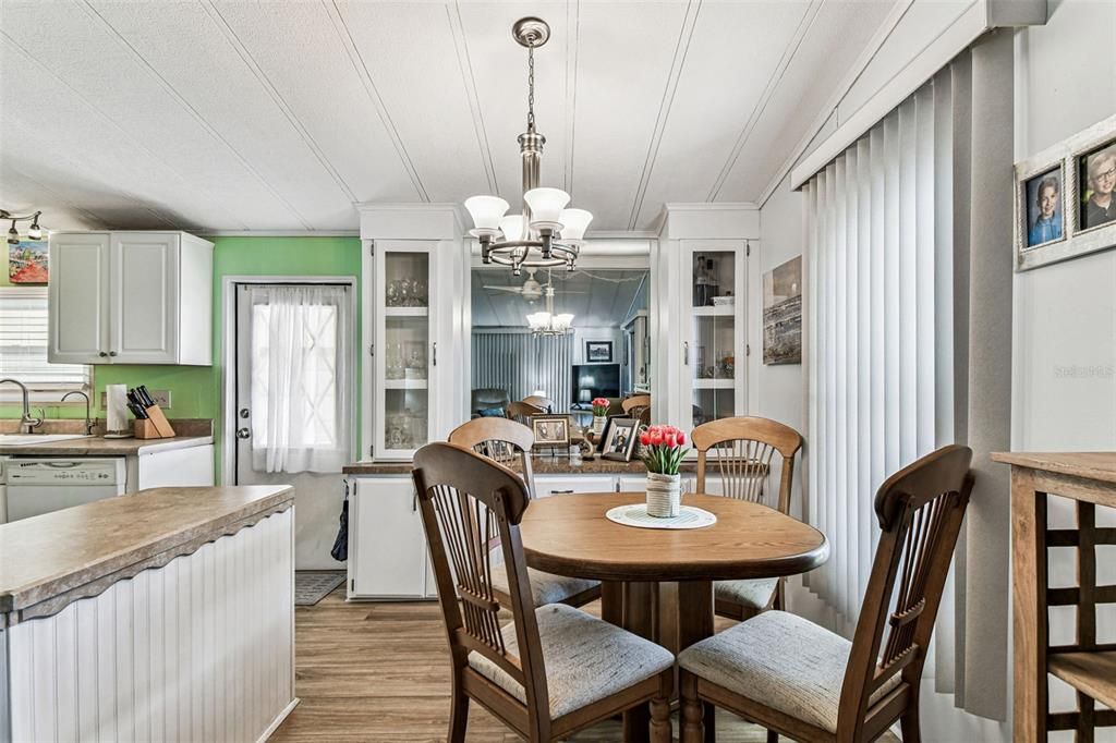 На продажу: $175,000 (2 спален, 2 ванн, 864 Квадратных фут)