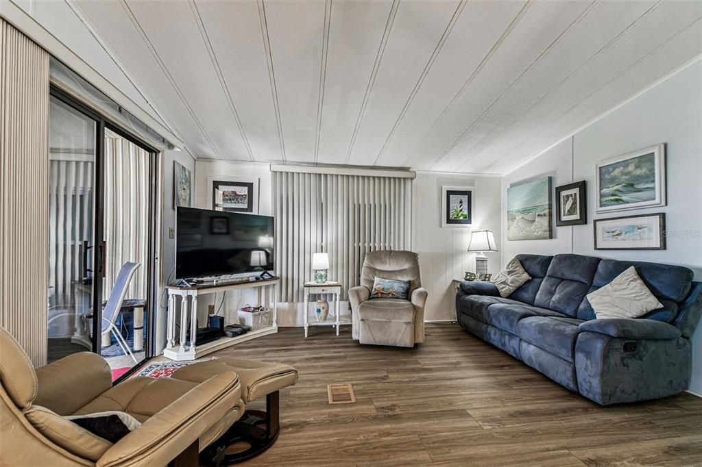 На продажу: $175,000 (2 спален, 2 ванн, 864 Квадратных фут)