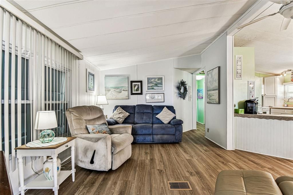 На продажу: $175,000 (2 спален, 2 ванн, 864 Квадратных фут)