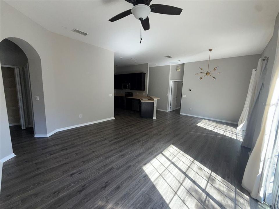 合同活跃: $259,900 (2 贝兹, 2 浴室, 1214 平方英尺)