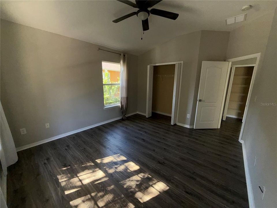 合同活跃: $259,900 (2 贝兹, 2 浴室, 1214 平方英尺)