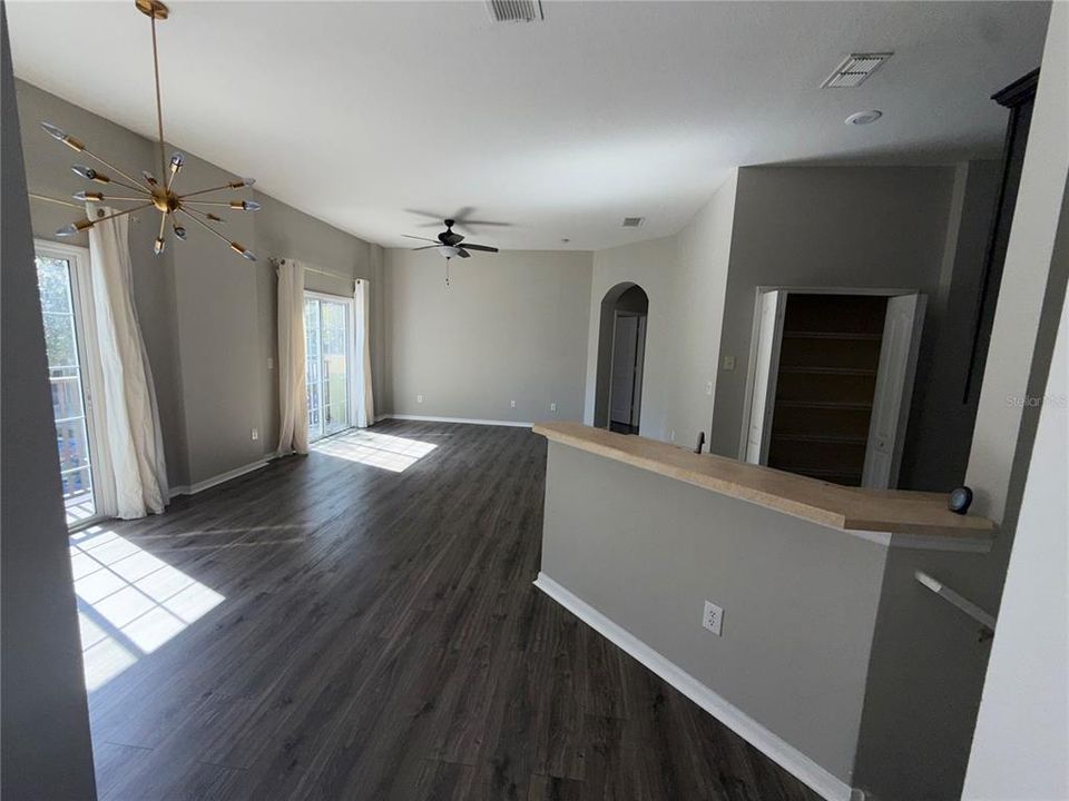 合同活跃: $259,900 (2 贝兹, 2 浴室, 1214 平方英尺)