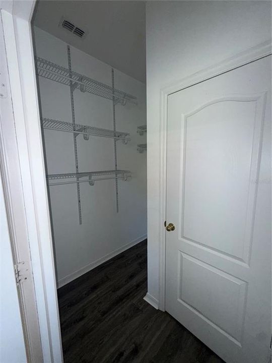 合同活跃: $259,900 (2 贝兹, 2 浴室, 1214 平方英尺)