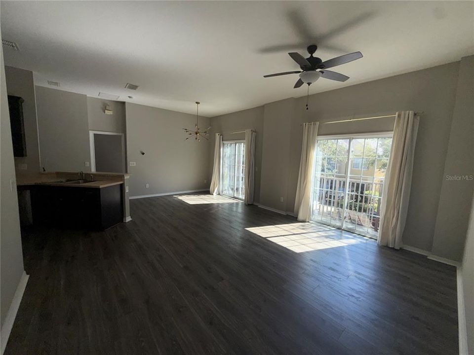 合同活跃: $259,900 (2 贝兹, 2 浴室, 1214 平方英尺)