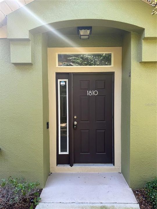 合同活跃: $259,900 (2 贝兹, 2 浴室, 1214 平方英尺)