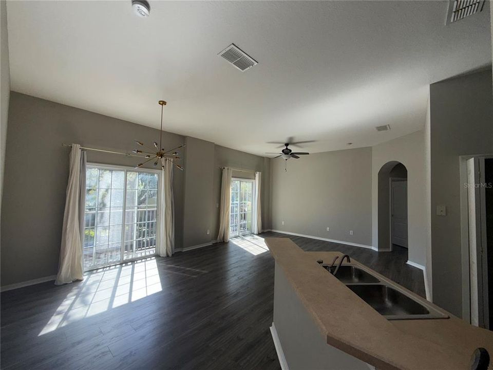 合同活跃: $259,900 (2 贝兹, 2 浴室, 1214 平方英尺)