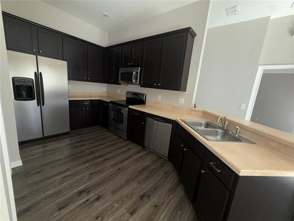 合同活跃: $259,900 (2 贝兹, 2 浴室, 1214 平方英尺)