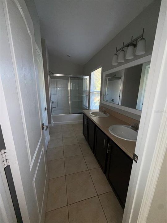 合同活跃: $259,900 (2 贝兹, 2 浴室, 1214 平方英尺)